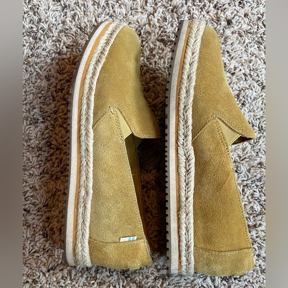 Yellow Suede Tom’s Palma Espadrille in great condition - Picture 3 of 11